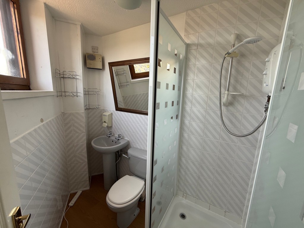 Lot: 139 - FLAT FOR IMPROVEMENT - En-suite shower room with window to rear